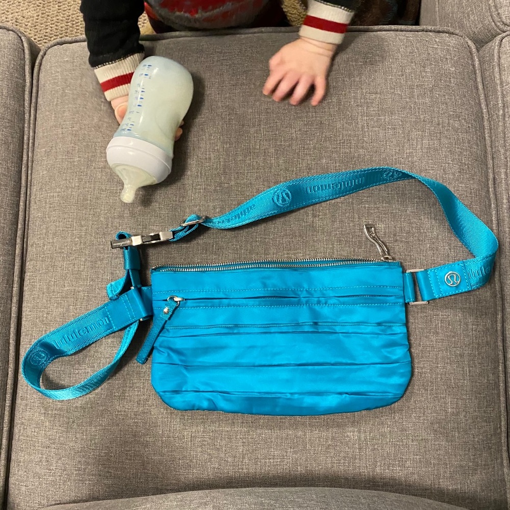 - Lululemon pouch